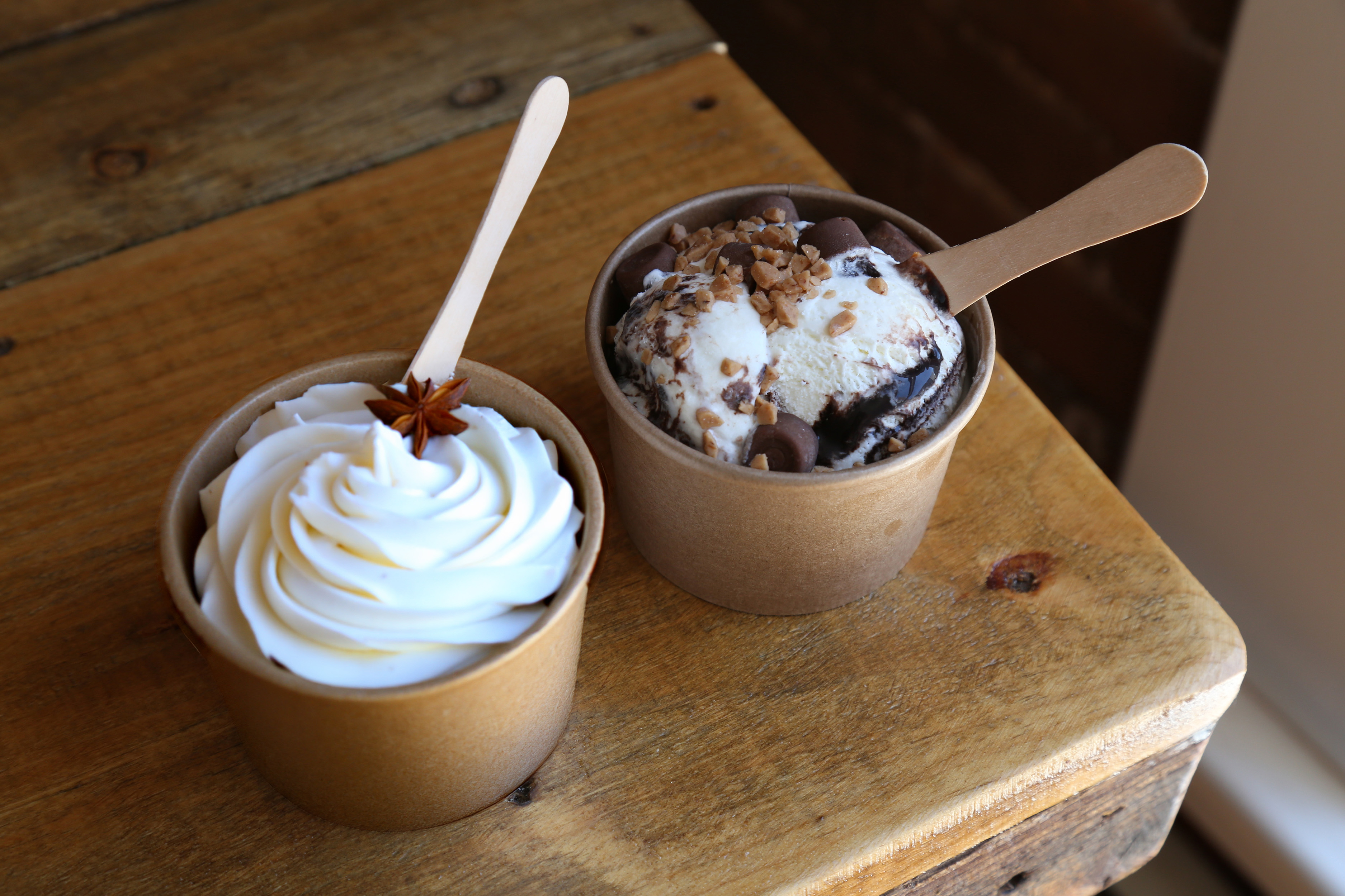 ice cream in kraft paper takeaway bowls for foodservice
